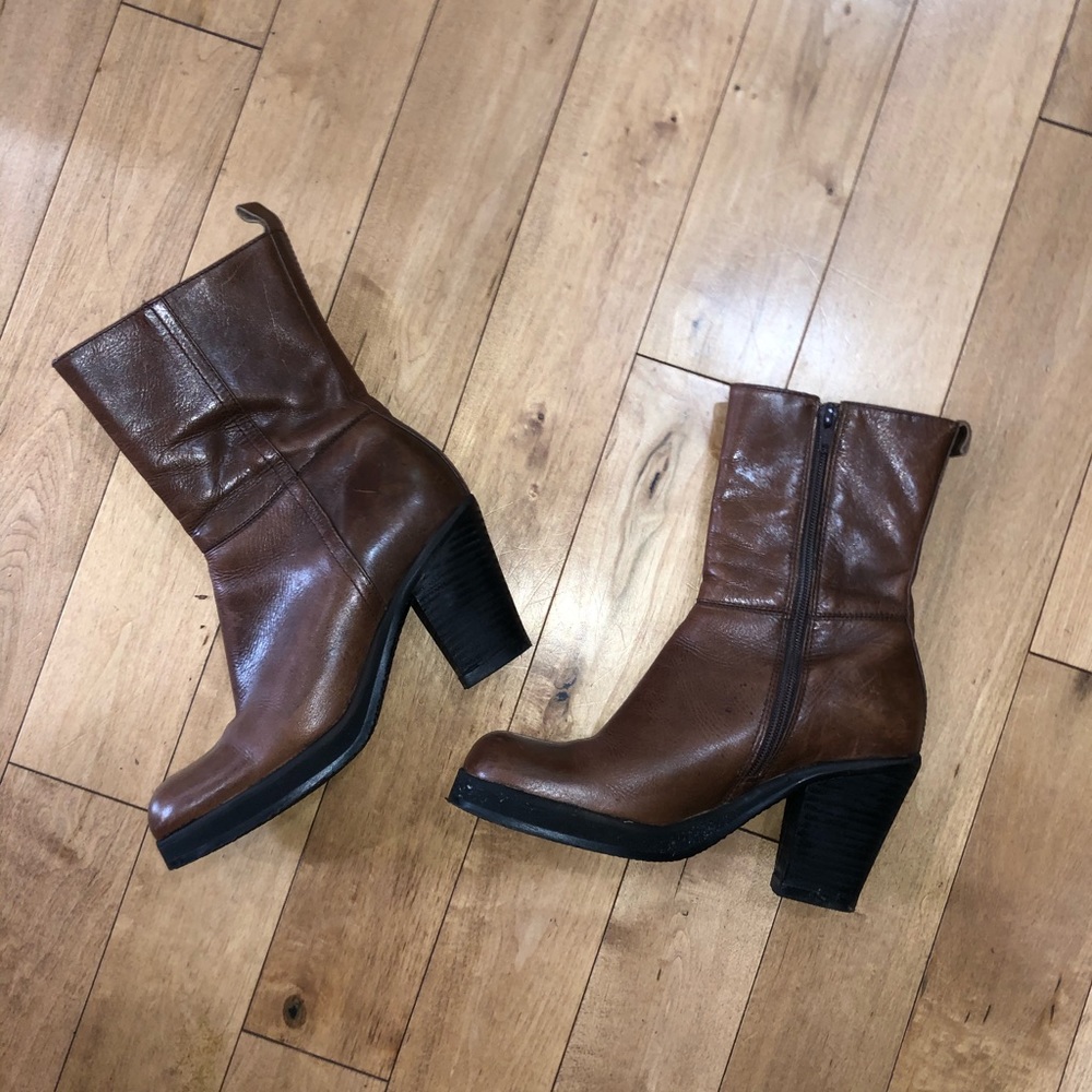 VINTAGE STEVE MADDEN BOOTS!!
